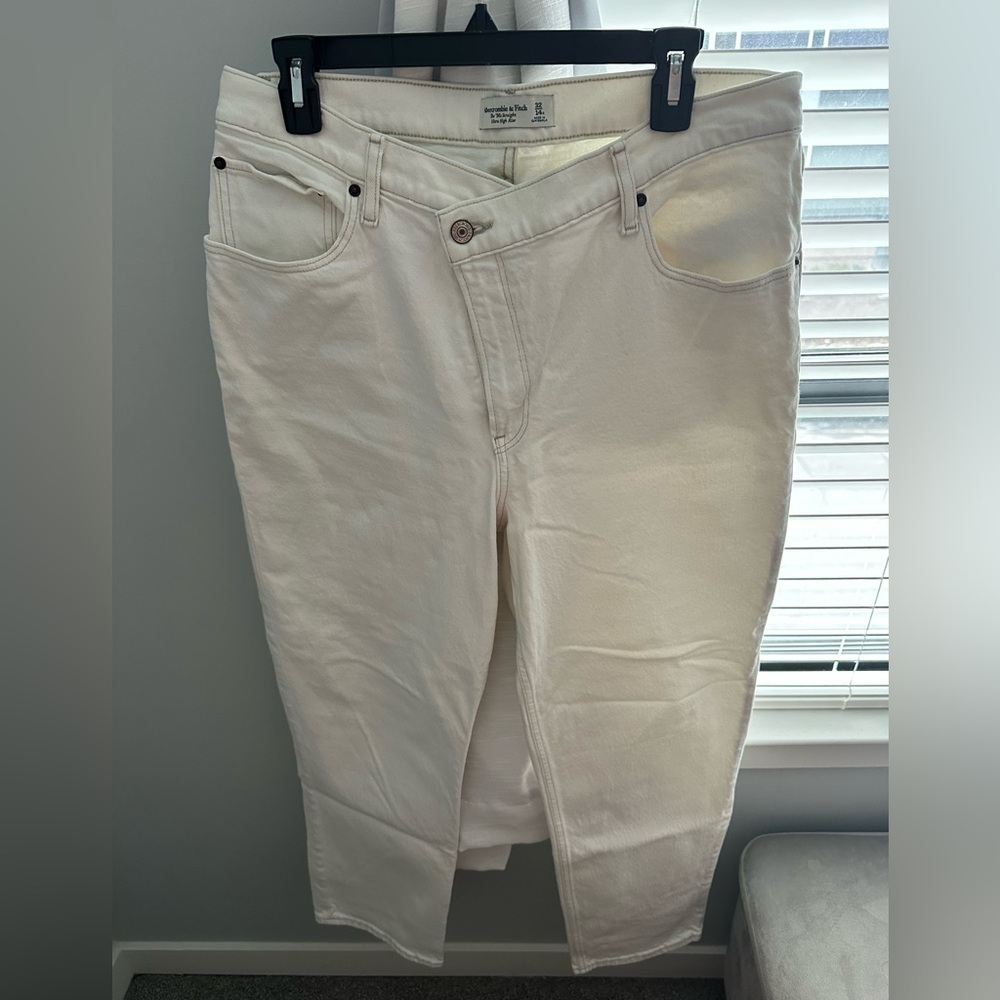 Abercrombie & Fitch Women’s White 90s Straight Leg Jeans